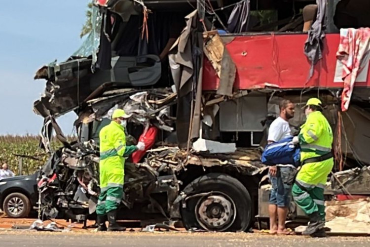 Politec é acionada para apurar causas do acidente na BR-163 entre ônibus e carreta