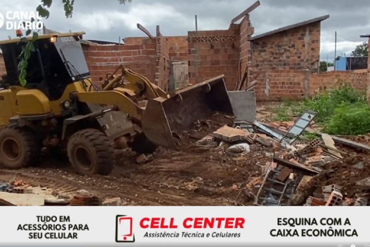 Prefeitura desapropria moradores e derruba residências em Pontes e Lacerda; veja o vídeo