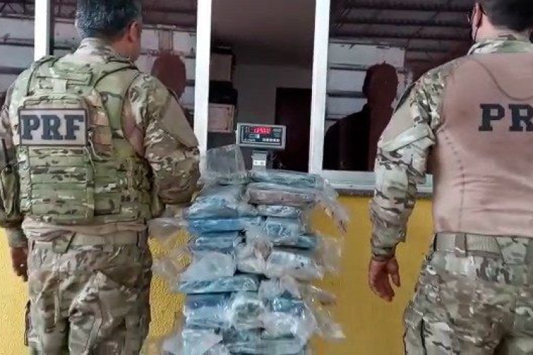 PRF apreende 139 kg de cloridrato de cocaína em carreta no município de Cáceres/MT