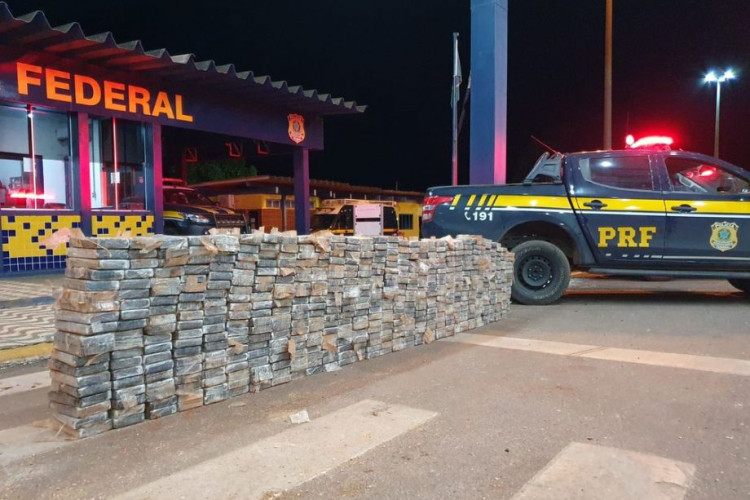 PRF apreende mais de 720 kg de droga escondidos em cargas de veículos em MT