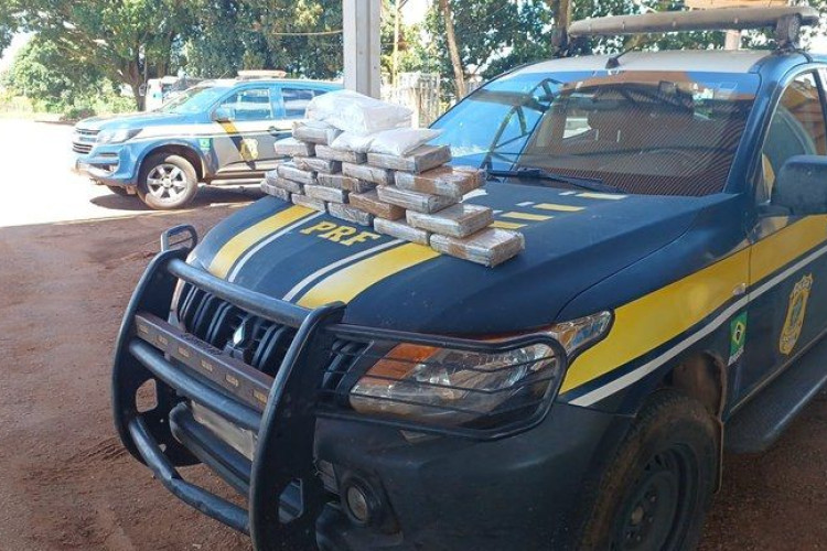 PRF flagra guincho transportando substância ilegal em compartimento escondido