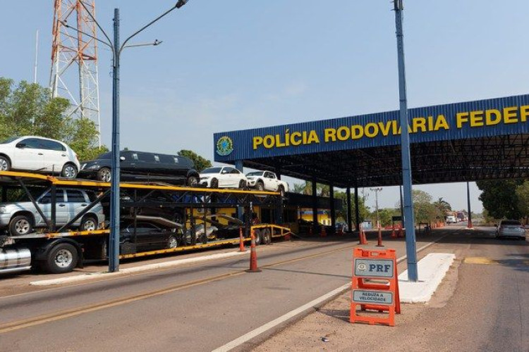 PRF recupera caminhonete L200 Triton furtada que era transportada em cegonha para Rondônia