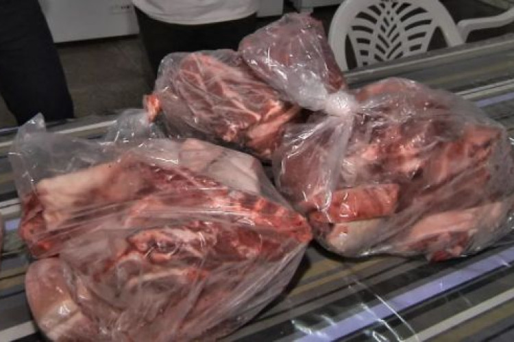 Produtores de suínos doam 1 tonelada de carne em protesto por prejuízo na venda da proteína em MT