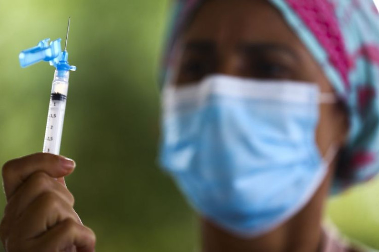 Proteção de vacinas contra covid diminui após 6 meses, mostra estudo