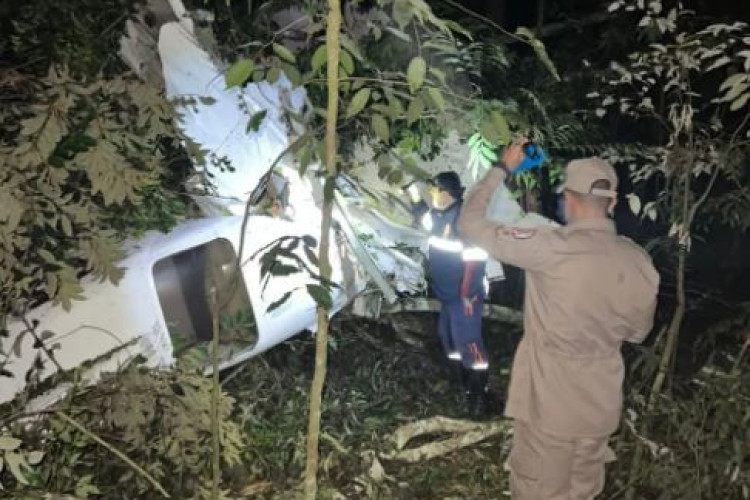 Quatro pessoas morrem em queda de avião em região de mata em MT