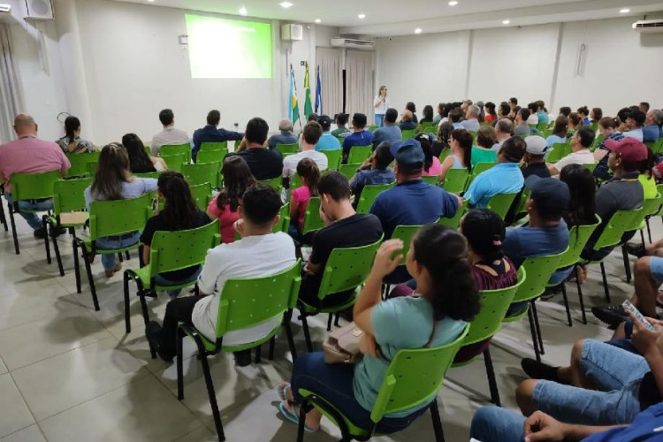 Técnicos do Indea e do Mapa dão palestras em propriedades na fronteira para prevenir gripe aviária em MT