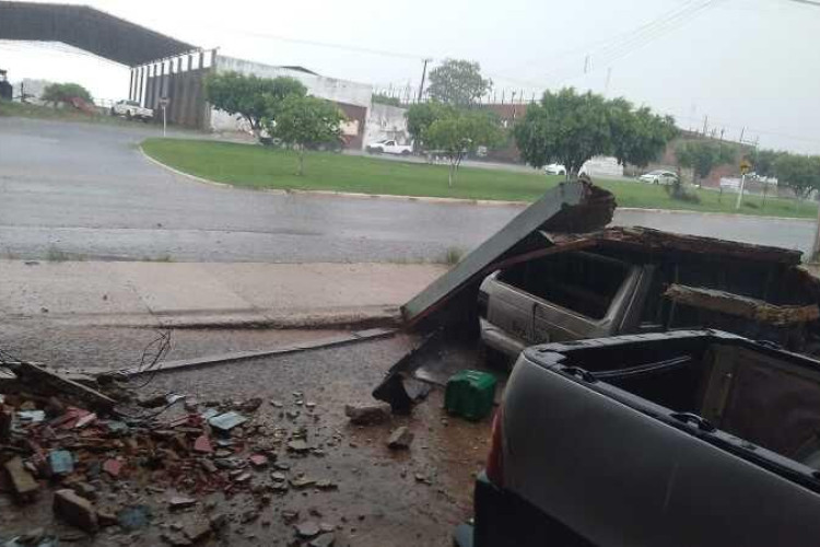 Temporal assusta moradores e causa destruição em Juína-MT