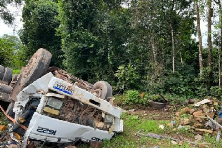 Tombamento de caminhão deixa um morto e um ferido na BR-163