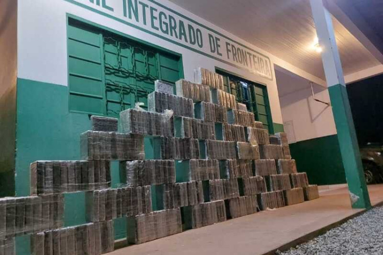 Traficante é pego com quase meia tonelada de cocaína em trator