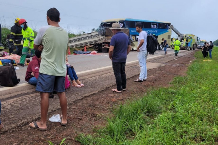 Três pessoas morrem e 42 ficam feridas em acidente entre ônibus e carreta na BR-163