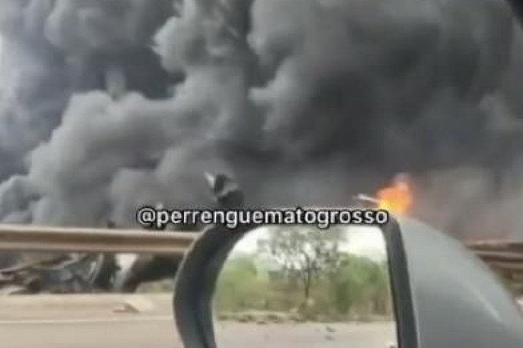 VEJA O VÍDEO: Carreta-tanque explode e mata motorista queimado na Serra de São Vicente