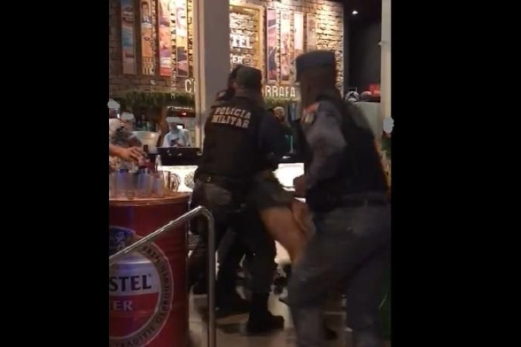 Vídeo mostra mulher jogando cerveja em PM e sendo presa na Praça Popular